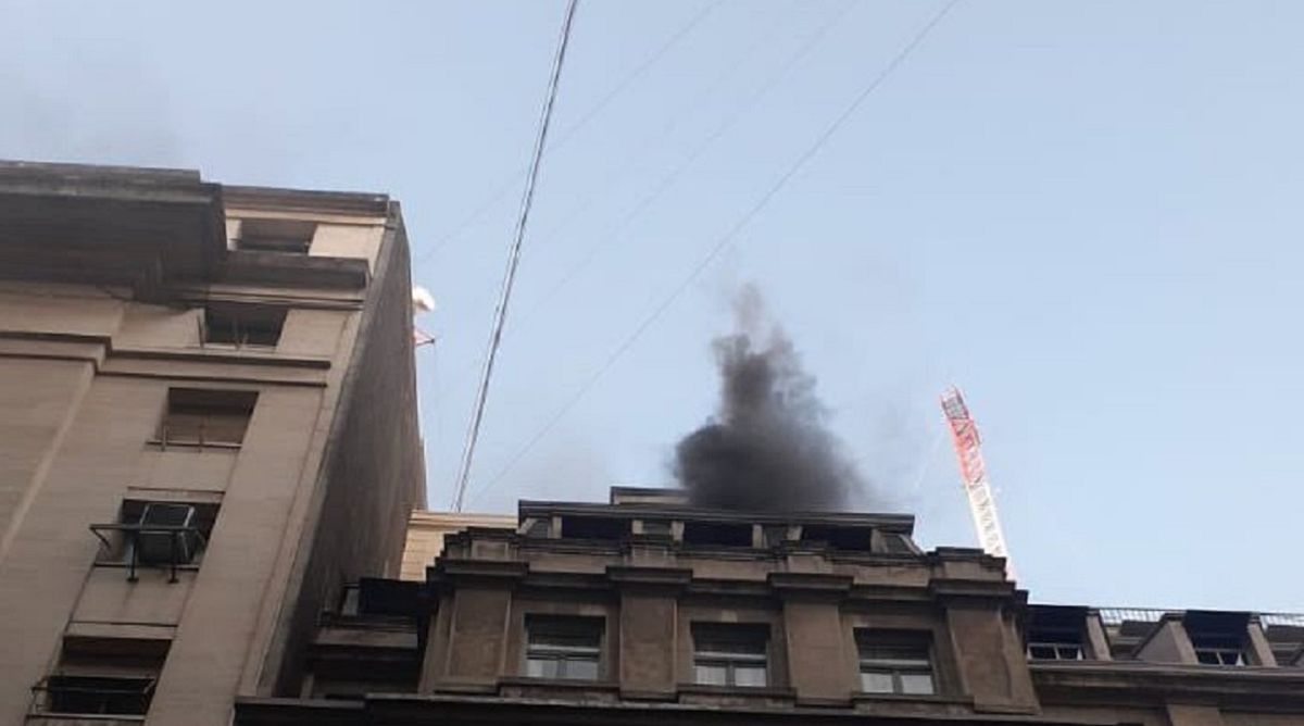 Evacúan a empleados del Ministerio de Economía por incendio en el octavo piso