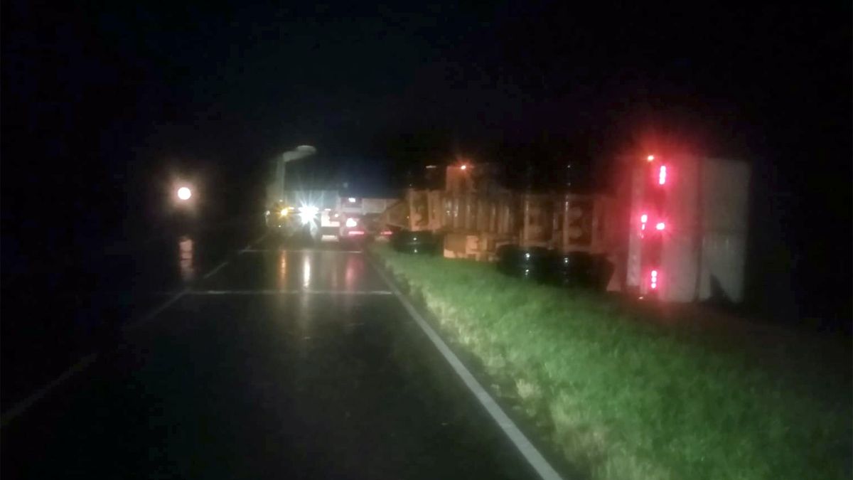 El acoplado de un camión volcó cuando transitaba por la ruta 11, cerca de Charras.