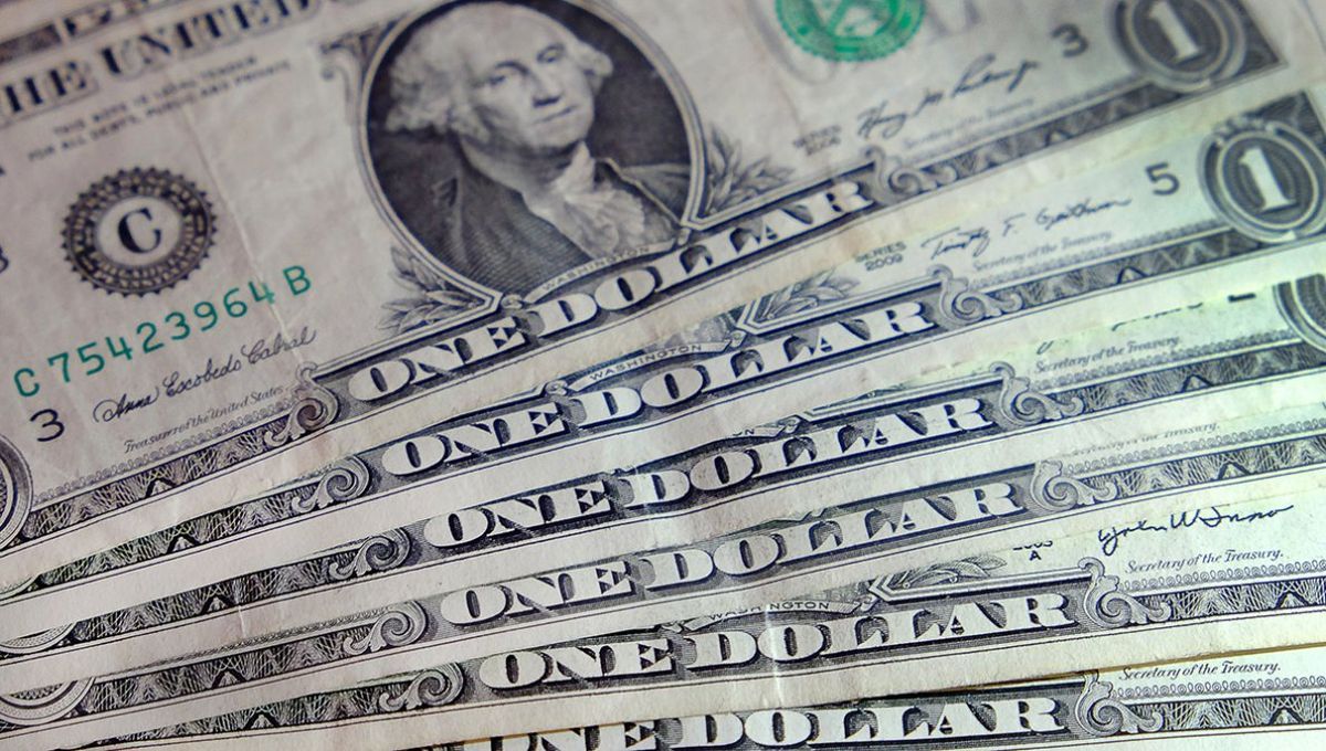 El dólar blue operó en baja y cerró a $285