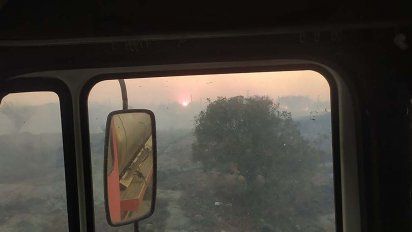 Bomberos combaten dos focos de incendios en las sierras de Córdoba