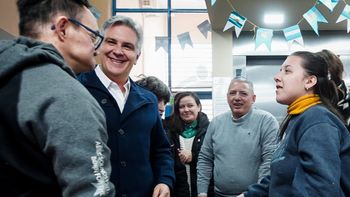 El gobernador visitó la Fundación Kalen y anunció una ayuda económica de $30 millones