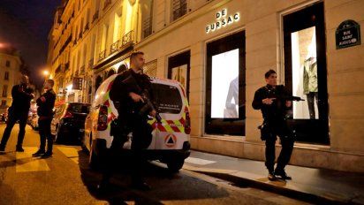 París: atacó con un cuchillo a varias personas, mató a una y fue abatido