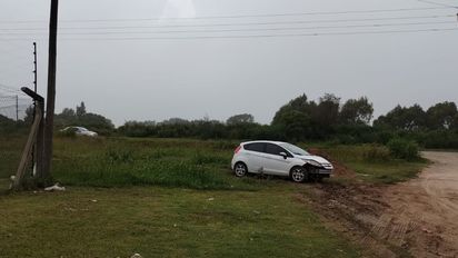 Un auto impactó contra el alumbrado público tras esquivar una moto