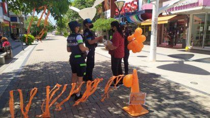 Policías repartieron globos naranjas para concientizar sobre la violencia de género