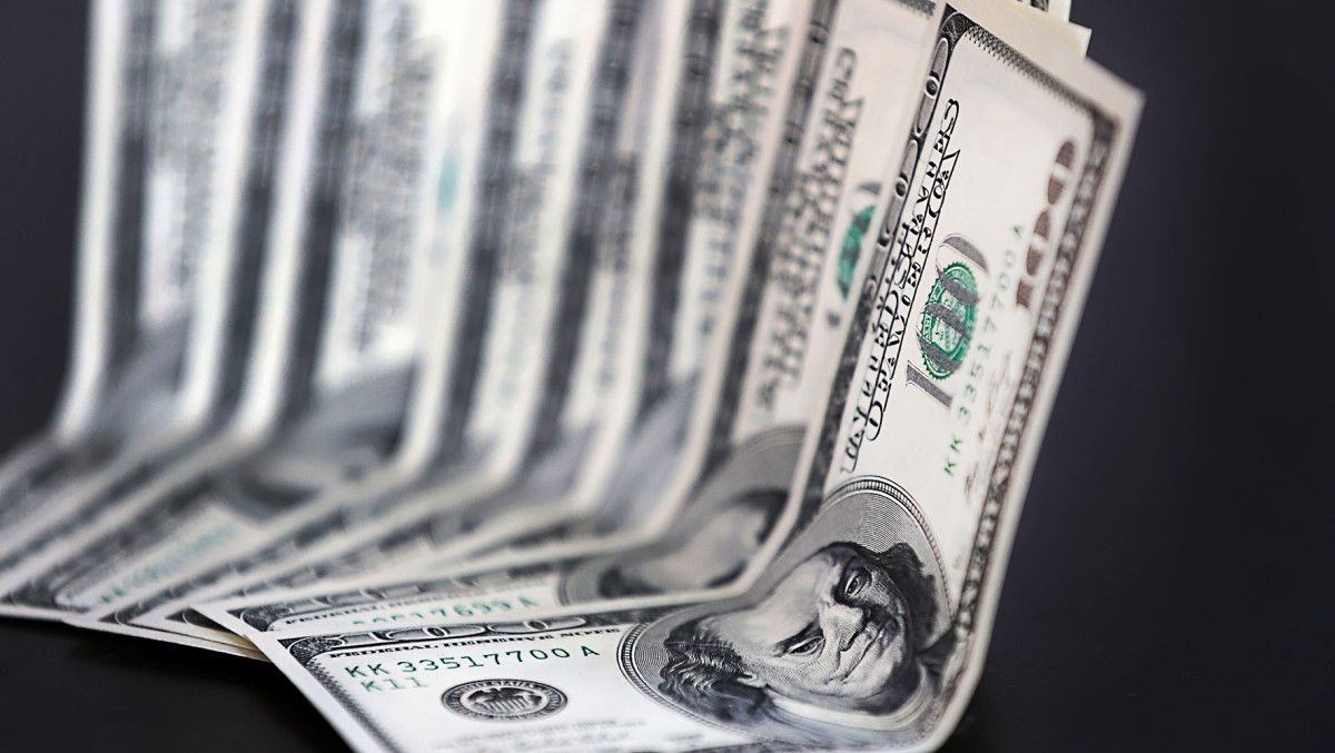 El dólar blue cerró a 301 pesos y el riesgo país superó los 2800 puntos