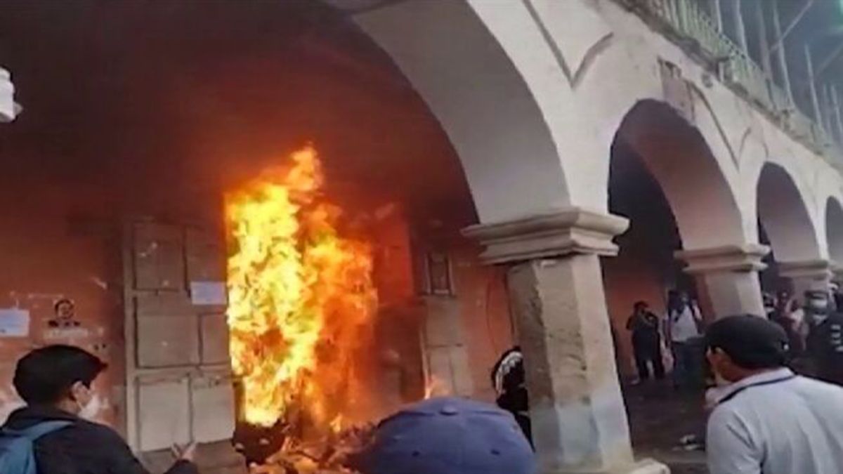 Perú: Un grupo de manifestantesprendió fuego la puerta del rectorado de la en la ciudad peruana de Ayacucho Perú: Un grupo de manifestantesprendió fuego la puerta del rectorado de la en la ciudad peruana de Ayacucho
