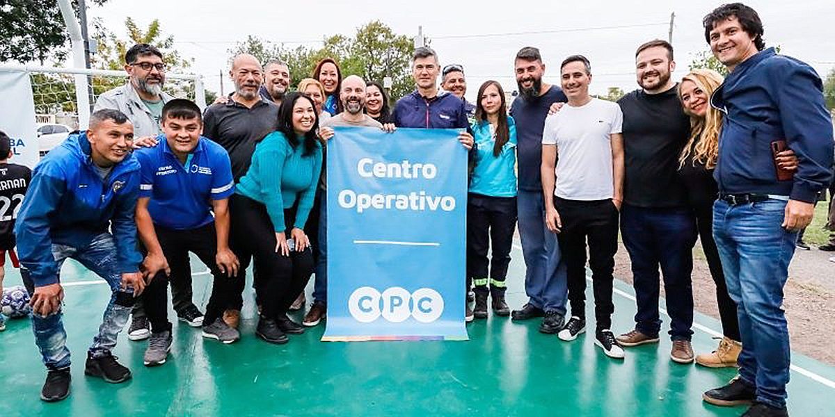 Operarios de uno de los Centros Operativos de Córdoba hicieron las obras del playón deportivo.