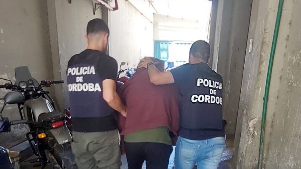 El momento en que el joven detenido ingresaba a la Alcaidía de la Departamental Río Cuarto de la Policía
