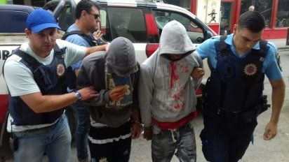 Detienen a dos hermanos por el crimen de un hombre en barrio Oncativo