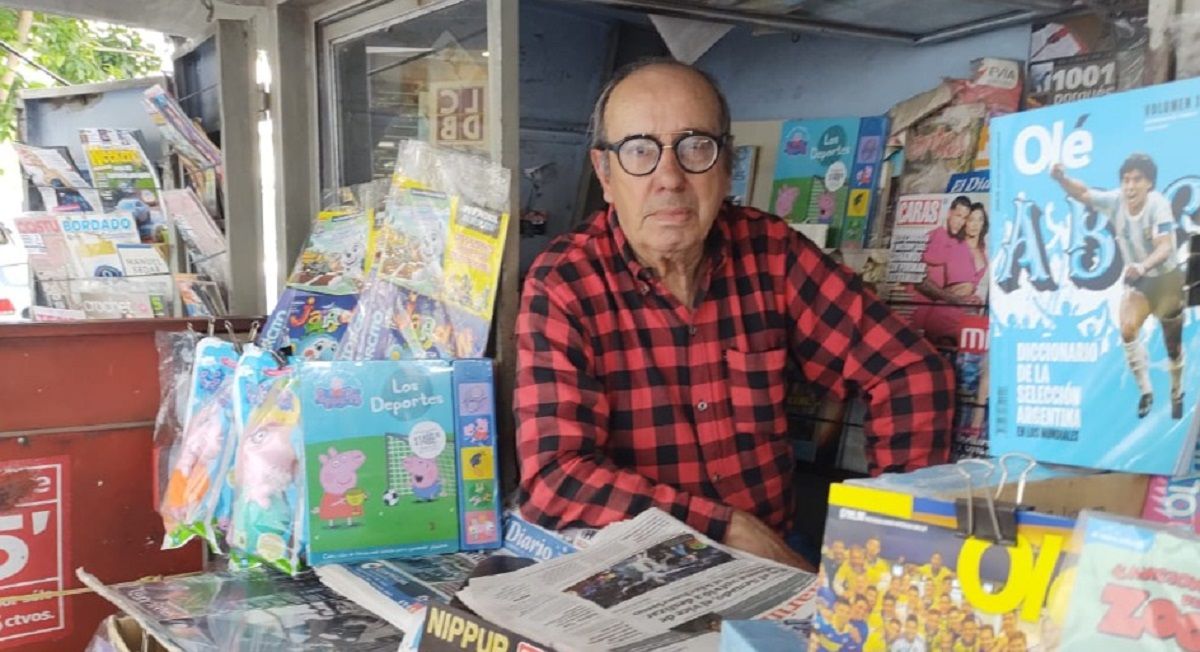 Su lugar en el mundo. Oscar Calderón se crió y formó vendiendo diarios y revistas. Abraza la profesión desde hace 7 décadas. 