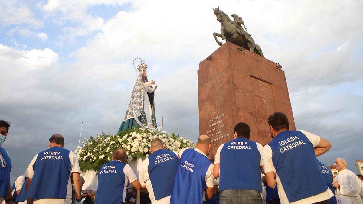La procesión concluyó en la Plaza San Martín