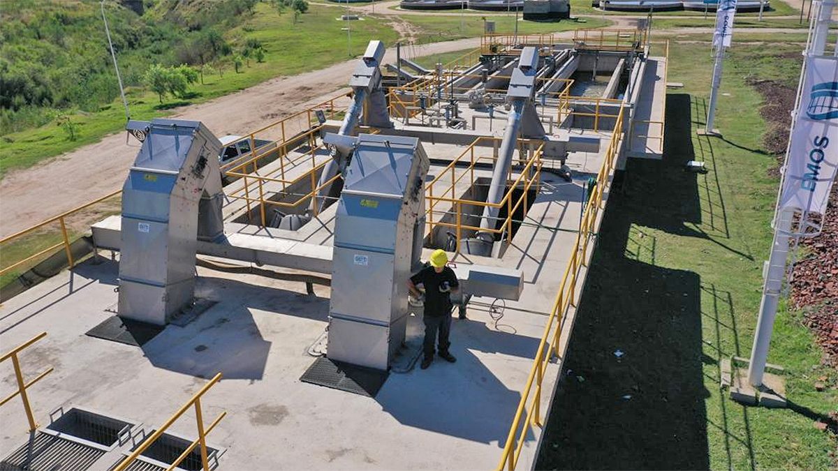 Imágenes de la visita del gobernador Schiaretti a la planta cloacal local.