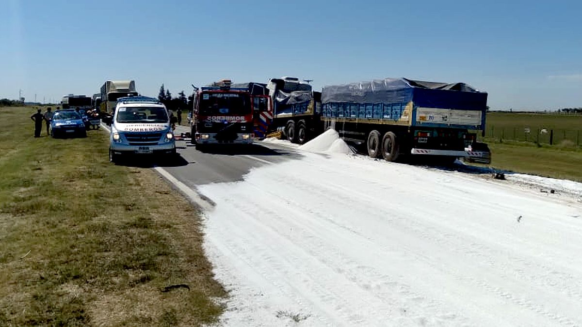 Los camiones transportaban urea a granel.