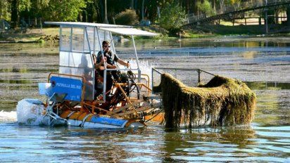 Usan una cosechadora acuática para sanear el lago Villa Dalcar