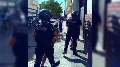 Detuvieron a dos hombres en el centro: intentaron robar objetos de un auto estacionado