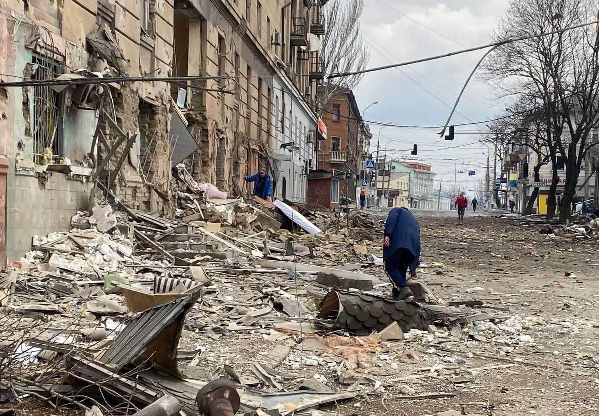 Una calle de la ciudad de Mariupol muestra las huellas de los bombardeos rusos.