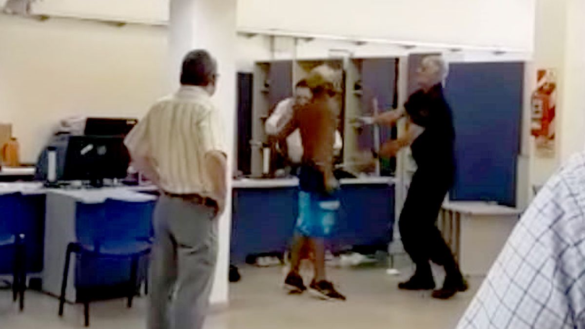 ATE Villa María publicó este miércoles un video del hecho. En la imagen se ve cómo un policía intenta que un hombre deponga su actitud. Antes había derribado un escritorio y un monitor.