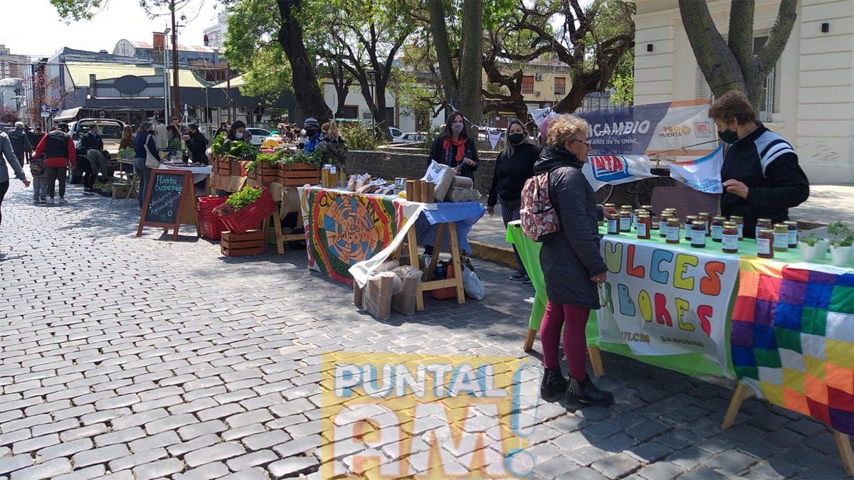 La feria de agricultura familia reunió a 30 feriantes y productores.