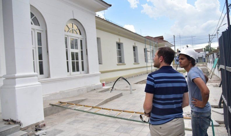 La manzana que ocupaba el Hospital Regional Pasteur, en barrio Lamadrid, presenta un importante grado de avance en todos sus frentes. Es una obra llevada adelante por el gobierno de Córdoba y potenciará ese sector porque se radicarán dependencias provinci