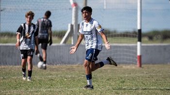 Francisco Montenegro, grita el gol con el que la LRFRC venció en la fase de grupo a la sub 13 de la Béccar Varela por 1 a 0. Francisco Montenegro, grita el gol con el que la LRFRC venció en la fase de grupo a la sub 13 de la Béccar Varela por 1 a 0.