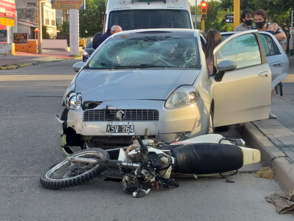 Un choque entre un auto y una moto dejó dos heridos