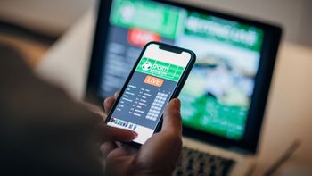 El fácil acceso desde el celular incrementa las apuestas online y genera preocupación por su impacto en los jóvenes
