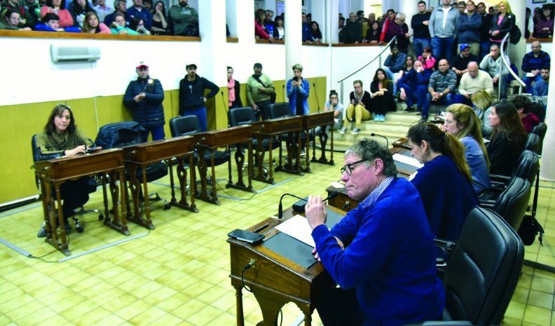 La bancada oficialista estuvo completa. La única opositora fue la radical Landart. Las gradas repletas, como pocas veces.