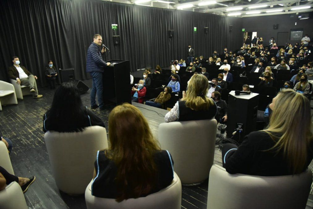 Padres, madres e hijos estuvieron presentes junto a las docentes para escuchar los anuncios de Gill.&nbsp;