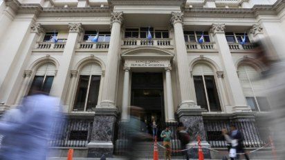 A pesar de ventas oficiales y con poca oferta, el dólar superó los 59 pesos