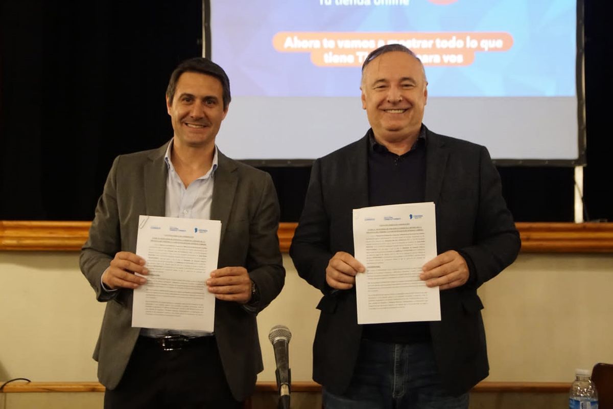 El ministro Accastello y el intendente Cavigliasso firmaron un convenio para la difusión del programa “Tiendón” en Cabrera.