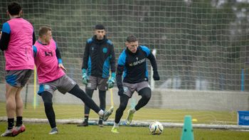 El plantel de Estudiantes entrenó bajo la lluvia durante los últimos días antes de partir hacia Córdoba, donde visitará al líder de la Zona A. Esta tarde viajan los citados de Forestello.