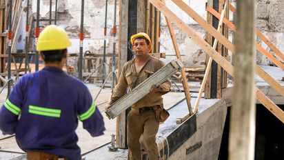 Por el derrumbe en la construcción, la actividad económica cayó 4,3% en enero