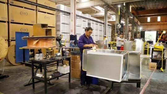 La industria, según el INDEC, operó con más del 50% de su capacidad instalada