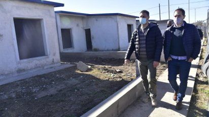 Con techos y pisos colocados, avanza la obra de 47 viviendas en barrio Evita
