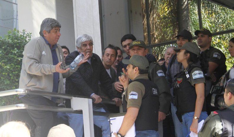 Los gremialistas Pablo y Hugo Moyano recibieron al personal de Gendarmería durante el allanamiento.