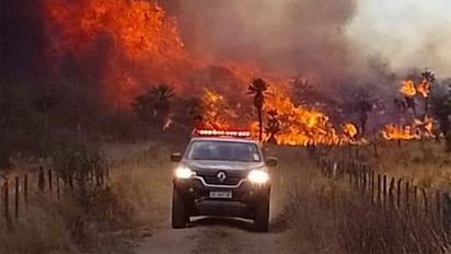 Buscan evitar que el fuego llegue a viviendas y a la reserva de Cerro Colorado