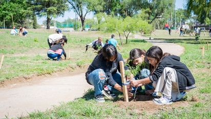 Forestando Mi Ciudad: estudiantes plantaron 100 árboles en la zona del río