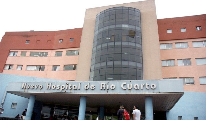 El motociclista se encuentra internado en el Hospital con traumatismo de cráneo grave.