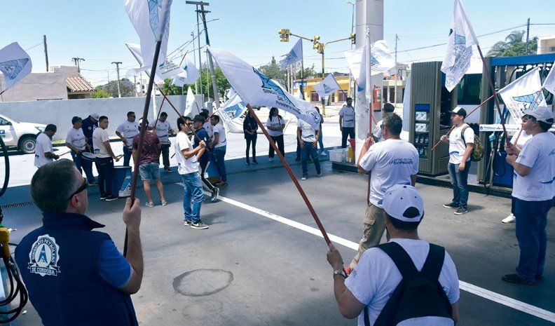 Por la mañana, y parte de la tarde, la estación de servicio ubicada en bulevar Perón estuvo ocupada por los gremialistas.