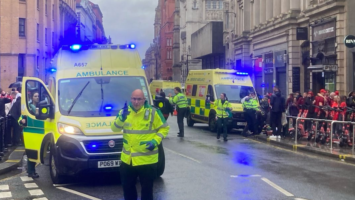 Un hombre atropelló con su auto a una multitud de hinchas del Liverpool ...