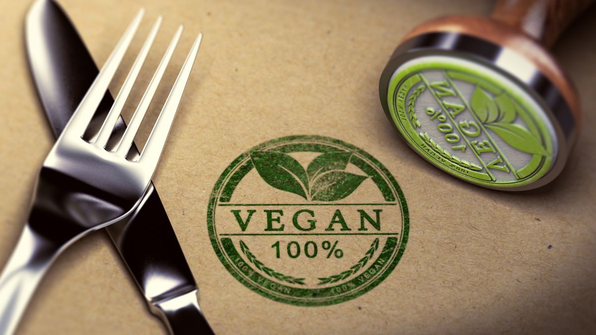 Suele pasar que confundamos los términos de veganismo y vegetarianismo ya que ninguno de los dos come carne de ningún animal