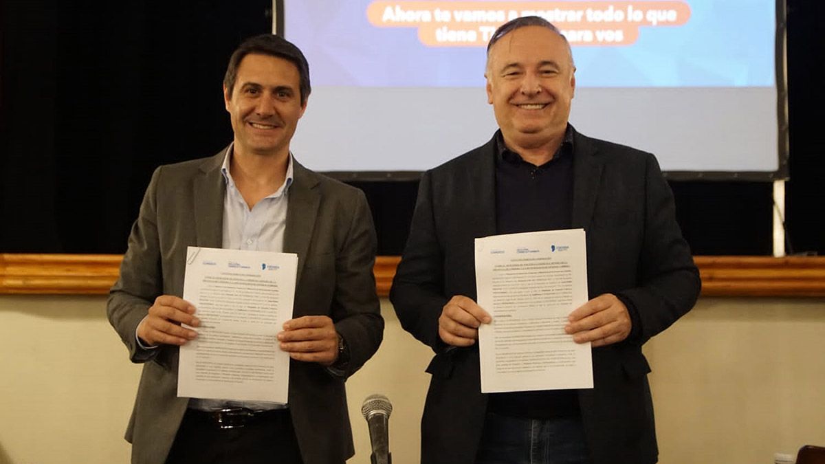 El ministro Accastello y el intendente Cavigliasso firmaron un convenio para la difusión del programa “Tiendón” en Cabrera.