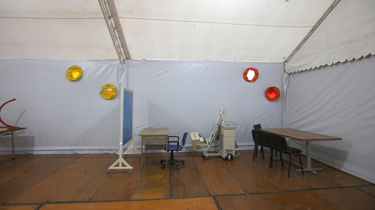 El lugar cuenta con consultorios y laboratorio