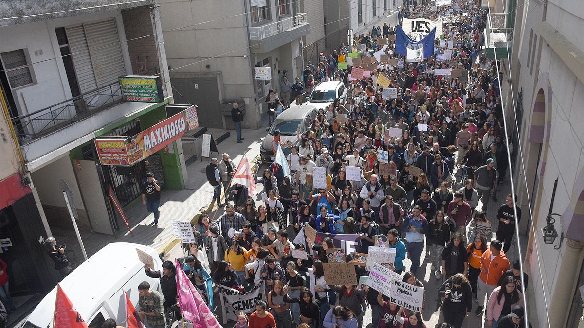 La masiva movilización en Río Cuarto en respaldo a las universidades. Foto: Estela Zogbe.