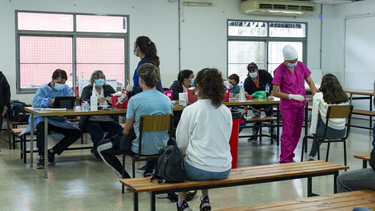 El operativo de inmunización se instaló en el Comedor Universitario.