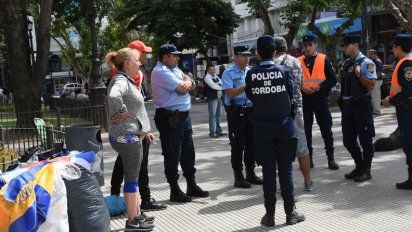 Desalojan un puesto de venta de la Plaza Roca