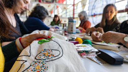 A 50 años del golpe, la ciudad bordó pañuelos para construir memoria