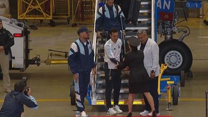 Regreso con gloria: la Selección argentina volvió al país y fue recibida con una multitud en Ezeiza