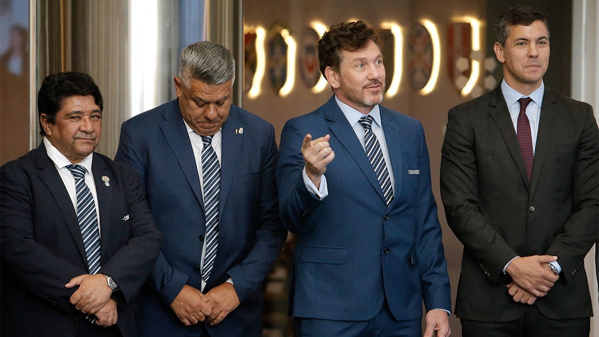 En la sede de la Conmebol se sortearon las Copas Sudamericanas y Libertadores. En la foto Alejandro Domínguez, el ex futbolista Carlos Tapia, y el presidente de Paraguay, Santiago Peña.