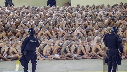 Un año del régimen de excepción de Bukele: menos delitos, arrestos arbitrarios y pérdida de derechos